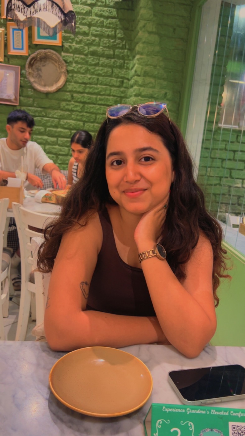 Unnu smiling at a café table